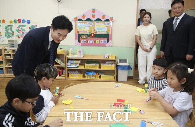 김대중 전남도교육감이 15일 대불초등학교 병설유치원을 찾아 원생들의 교육활동을 살펴보고 있다./전남도교육청