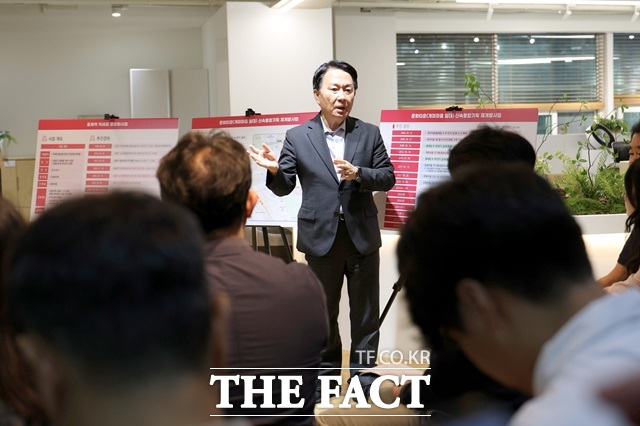 서울 서대문구(구청장 이성헌)는 15일 낙후된 미개발 지역인 개미마을과 인접지인 홍제4재개발 해제구역 및 문화마을 등 총 3개 지역을 일명 문화타운으로 통합 개발한다. 이성헌 서대문구청장이 14일 발표하고 있다./서대문구