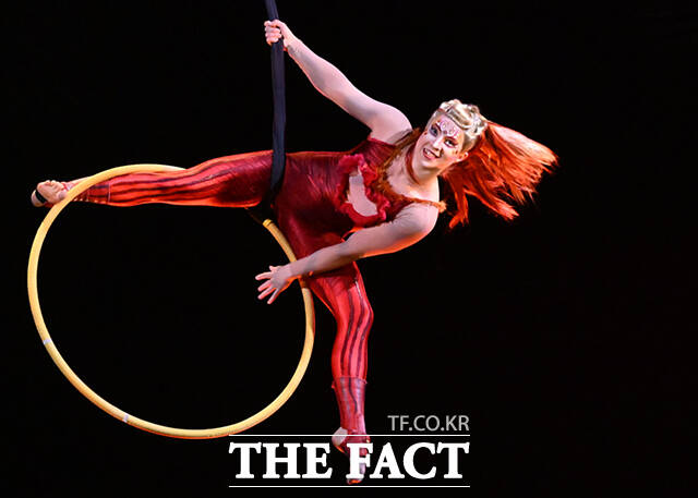 세계적인 아트서커스 그룹 태양의 서커스-쿠자(KOOZA)의 프레스 컨퍼런스가 15일 오후 서울 잠실종합운동장 내 빅탑에서 열려 아티스트가 공중에서 후프와 함께 회전 비행하는 에어리얼 후프 무대를 선보이고 있다. /이새롬 기자