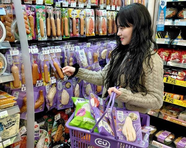 CU PB 브랜드인 PBICK(피빅)이 리뉴얼 5개월 만에 누적 판매량 3000만개를 돌파했다. /CU