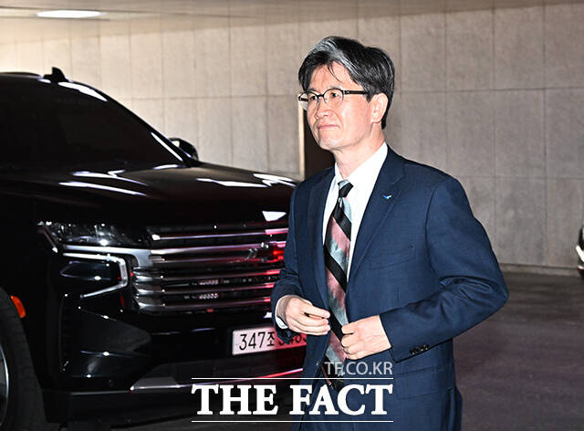 오동운 공수처장이 12일 오전 서울 여의도 국회에서 법제사법위원회 긴급현안질의에 참석하기 위해 이동하고 있다./배정한 기자