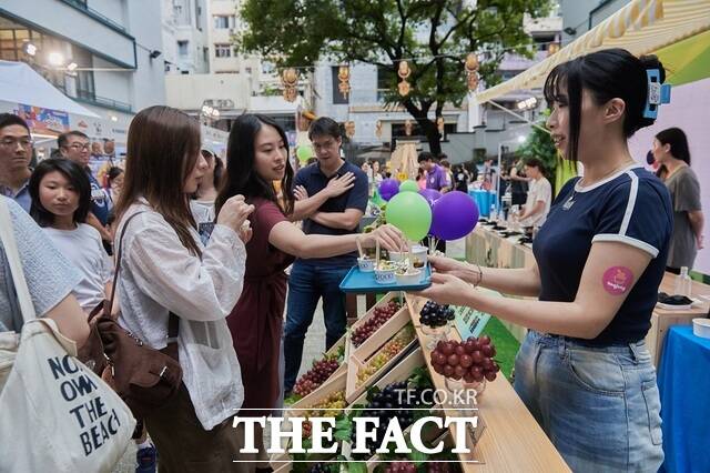 한국농수산식품유통공사가 홍콩 PMQ 광장에서 열린 2025 한국광장에 참가해 K-포도의 다양성과 우수성을 홍보하고 있다. /aT