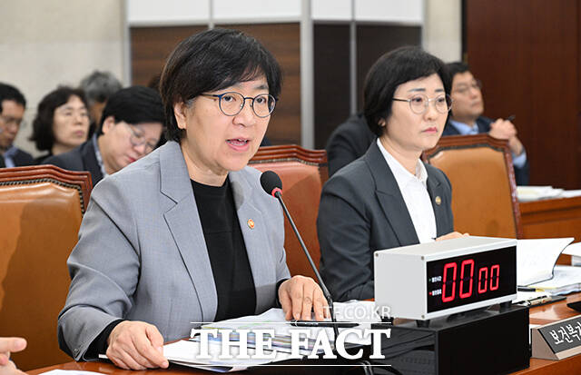 15일 보건복지부 국정감사에서 복지 신청주의에 따른 문제와 창고형 약국에 대한 대책 필요성이 제기됐다. 지역 의료관계자들은 의료인력과 자원 부족을 호소했다. 사진은 이날 정은경 보건복지부 장관이 서울 여의도 국회에서 열린 보건복지위원회의 보건복지부 등에 대한 국정감사에 참석해 질의에 답변하는 모습. /국회=박헌우 기자