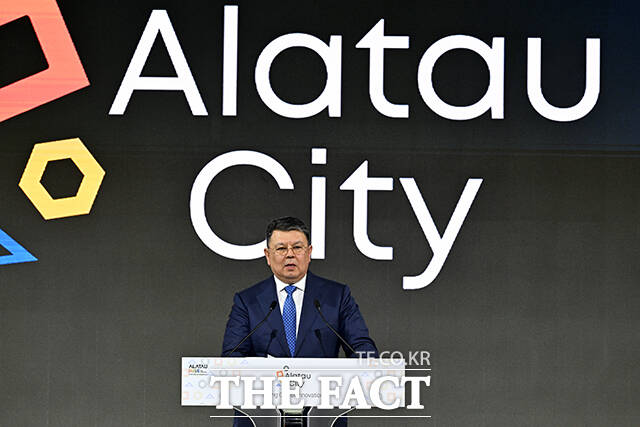 개회사 하는 카낫 보줌바예프(Kanat Bozumbayev) 카자흐스탄 부총리.