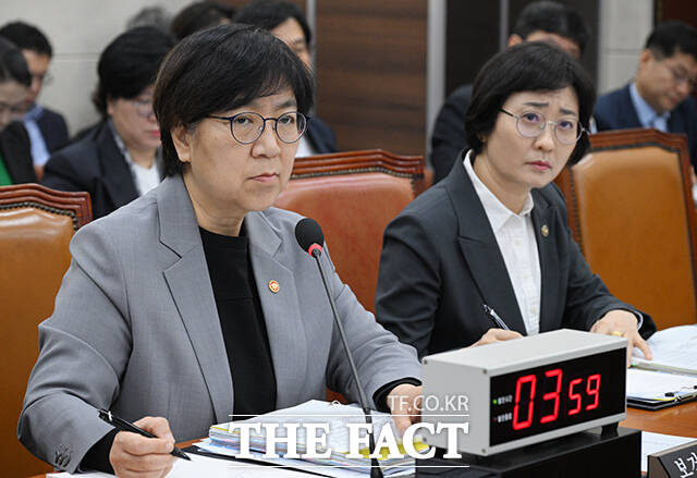 정은경 보건복지부 장관(왼쪽)과 이스란 보건복지부 제1차관이 15일 오전 서울 여의도 국회에서 열린 보건복지위원회의 보건복지부 등에 대한 국정감사에 참석해 질의를 듣고 있다. /국회=박헌우 기자