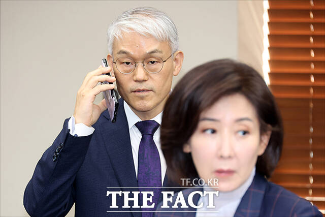 통화하는 천대엽 처장. /국회사진기자단