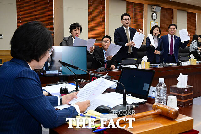 이재명 대통령의 공직선거법위반 사건에 대한 대법원 전원합의체 관련 서류 제출 요구의 건 처리에 반발하는 국민의힘 의원들.