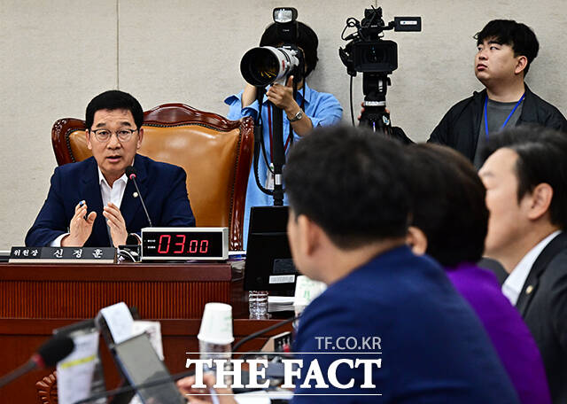 국민의힘 반대에도 노태악 중앙선거관리위원장 이석을 허락하는 신정훈 행안위원장.