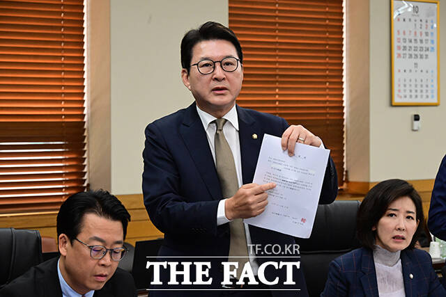 이날 국정감사에 앞서 열린 전체회의에서 2025도4697 사건에 대한 대법원 전원합의체 과정 관련 서류제출 요구의 건이 추가 상정돼 신동욱 국민의힘 의원이 항의하고 있다.