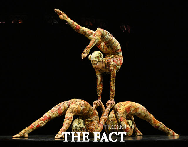 세계적인 아트서커스 그룹 태양의 서커스-쿠자(KOOZA)의 프레스 컨퍼런스가 15일 오후 서울 잠실종합운동장 내 빅탑에서 열려 세 명의 아티스트가 호흡을 맞춰 아름다운 동작을 만들어내는 컨토션 무대를 선보이고 있다. /이새롬 기자