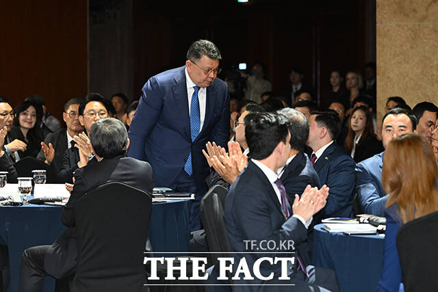 인사하는 카낫 보줌바예프(Kanat Bozumbayev) 카자흐스탄 부총리.