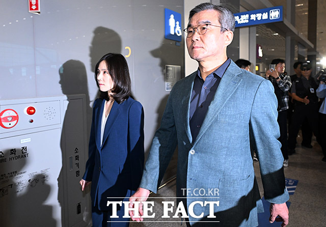 정부합동대응팀 단장인 김진아 외교부 2차관(왼쪽)과 박성주 경찰청 국가수사본부장이 15일 오후 인천국제공항을 통해 캄보디아로 출국하고 있다. /인천국제공항=남용희 기자