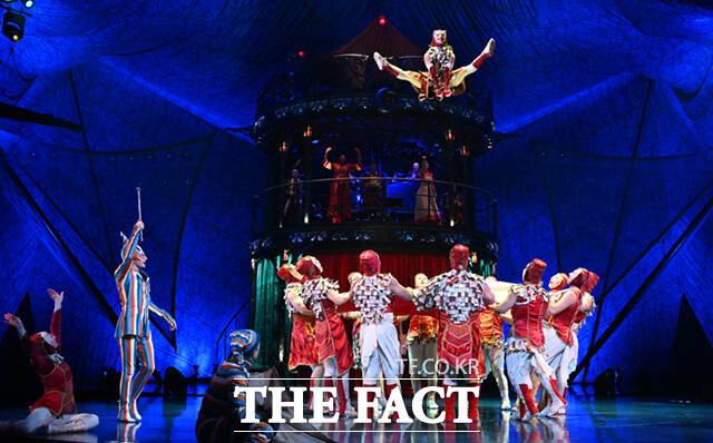 세계적인 아트서커스 그룹 태양의 서커스-쿠자(KOOZA)의 프레스 컨퍼런스가 15일 오후 서울 잠실종합운동장 내 빅탑에서 열려 아티스트들이 공연의 포문을 여는 아크로바틱 액트 샤리바리 무대를 선보이고 있다. /이새롬 기자