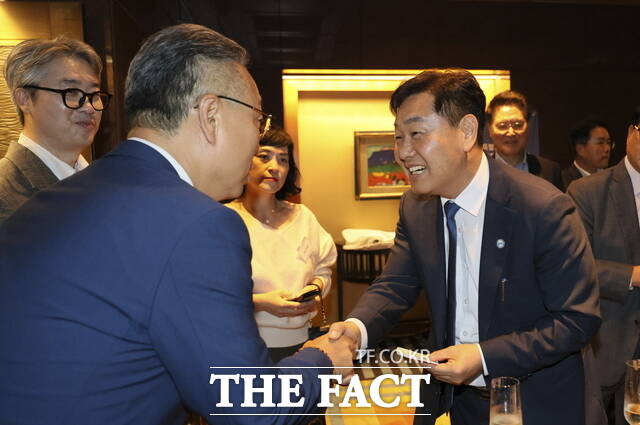 지난 14일 서울 그랜드 인터컨티넨탈 파르나스 호텔에서 한국외국기업협회(FORCA) 회원사를 대상으로 열린 투자설명회에서 김관영 전북도지사가 관계자와 악수를 하고 있다. /전북도