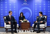  주한 프랑스 대사와 환담 나누는 정동영 통일부 장관 [포토]