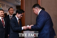  인사 나누는 김정관 산업부 장관-카낫 카자흐 부총리 [포토]