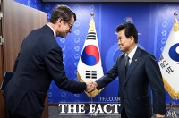  주한 프랑스 대사와 인사하는 정동영 통일부 장관 [포토]
