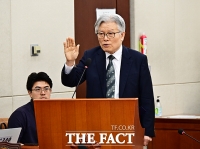  국감 출석해 증인선서하는 최동석 인사혁신처장 [포토]