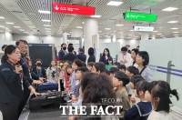  마약 단속 과정 지켜보는 어린이들 [포토]
