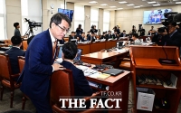  조희대는 남았지만...인사말 마치고 이석하는 조태악 선관위원장 [TF사진관]
