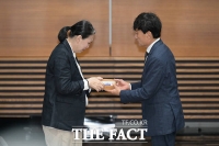  MBC, 故오요안나 명예 사원증 수여…안형준 사장 '재발 방지 약속' [TF사진관]