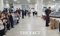  마약 탐지견 시연에 박수치는 초등학생들 [포토]