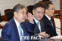  치안·안전 관계장관회의 참석자들과 대화 나누는 조현 외교부 장관 [포토]