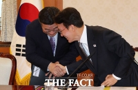  윤호중 장관과 인사 나누는 김민석 국무총리 [포토]