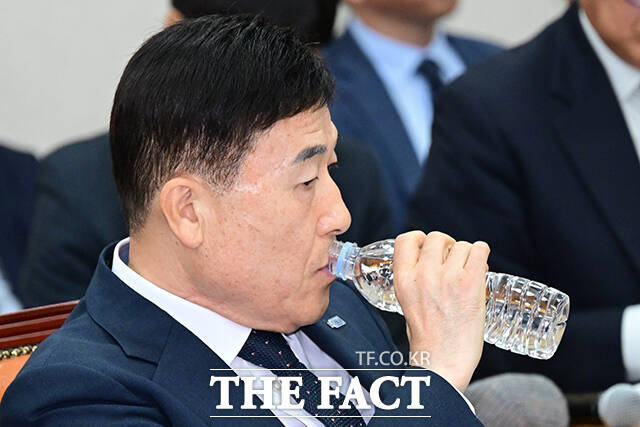 목 축이는 허성우 한국교육시설안전원 이사장.