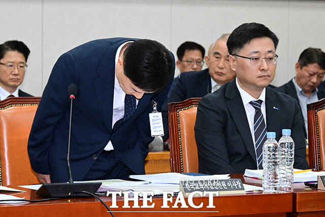 고개숙인 허성우 이사장.