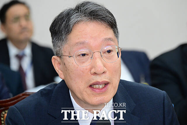 김낙년 한국학중앙연구원장이 질의 답변을 하고 있다.