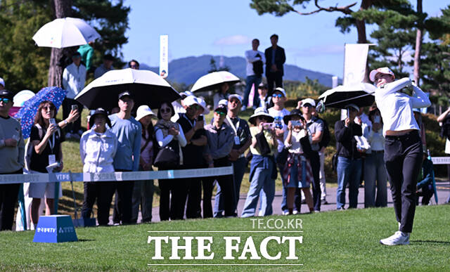 황유민이 16일 경기 양주 레이크우드CC에서 열린 KLPGA(한국여자프로골프)투어 상상인·한경 와우넷 오픈 2025 1라운드 경기에 참가해 1번홀 티샷을 하고 있다. /양주=이새롬 기자