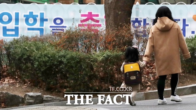 사진은 해당 내용과 관련 없음. 한 유치원에서 유치원생이 등원을 하고 있다. 사진은 기사 내용과 관련 없음/뉴시스
