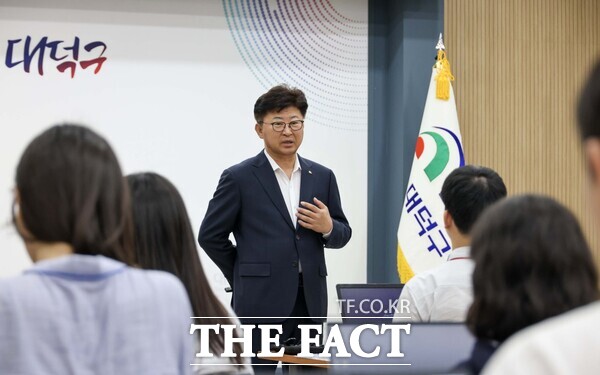 최충규 대덕구청장이 16일 구청 대회의실에서 진행된 ‘하반기 생성형 AI(인공지능)직무역량 강화교육’에서 구청 직원들에게 당부의 말을 전하고 있다. /대덕구
