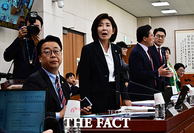 의사진행 발언 신청이 받아들여지지 않자 항의하는 나경원 의원과 국민의힘 의원들.