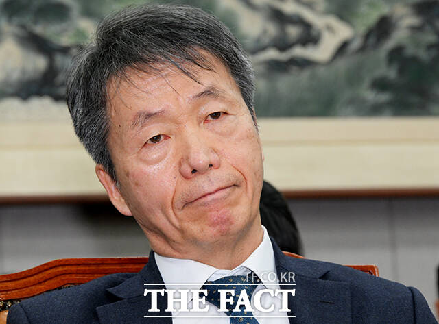 김용원 국가인권위원회 상임위원이 1월 17일 오후 서울 여의도 국회에서 열린 운영위원회 전체회의에 참석해 생각에 잠겨 있다. /국회=배정한 기자