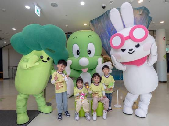 KB금융그룹은 문화의 날을 앞두고 둘리뮤지엄에서 문화의 날, 별과 함께 날다 행사를 진행했다고 16일 밝혔다. 사진은 둘리 뮤지엄에 방문한 어린이들이 기념 촬영을 하는 모습. /KB금융