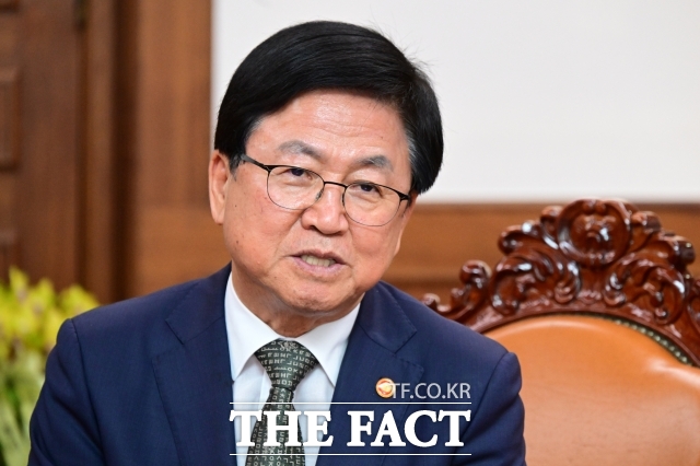 최교진 교육부 장관은 오는 17일 정부세종청사에서 대학과 전문대학의 학생처장이 참석하는 긴급 대응 회의를 개최할 예정이다./남윤호 기자