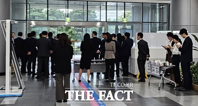 임광현 국세청장이 16일 국세청에서 열린 기획재정위원회 국세청 국정감사에서 공정하고 합리적이며 미래를 준비하는 국세청이 되겠다고 밝혔다. 사진은 임 청장 등 국세청 간부 등이 국세청 로비에서 기획재정위원들의 도착을 기다리고 있는 모습. /세종=박병립 기자