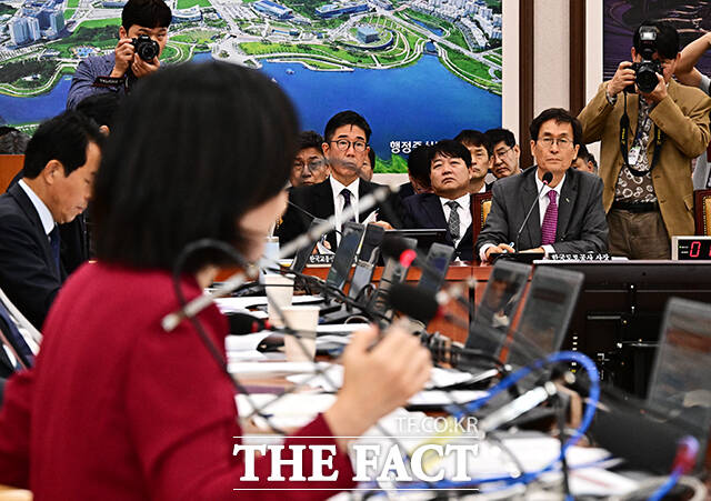 김희정 의원 질의 듣는 함진규 한국도로공사 사장.