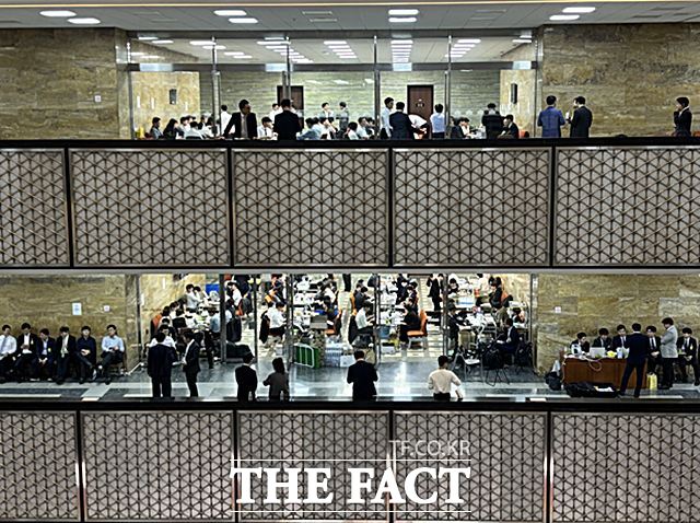 16일 서울 여의도 국회에서 국정감사가 이어지고 있는 가운데 피감기관 담당자들이 무한 대기하고 있다. /국회=이하린 기자