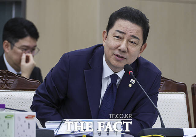 김병기 원내대표가 16일 오전 국회에서 열린 민주당 국정감사대책회의에서 윤석열 정권은 검찰 뿐 아니라 감사원까지 입맛대로 움직였다고 비판했다./국회사진기자단