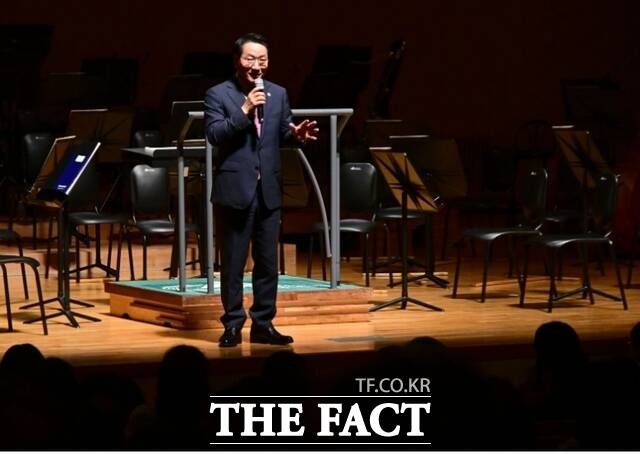 유정복 인천시장이 15일 아트센터인천에서 열린 제61회 인천시민의날 기념음악회에서 인사말을 하고 있다. /인천시