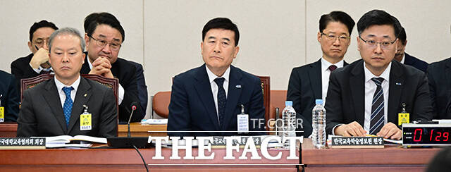 양오봉 한국대학교육협의회 회장, 허성우 한국교육시설안전원 이사장, 정제영 한국교육학술정보원장(왼쪽부터)이 국정감사를 기다리고 있다.