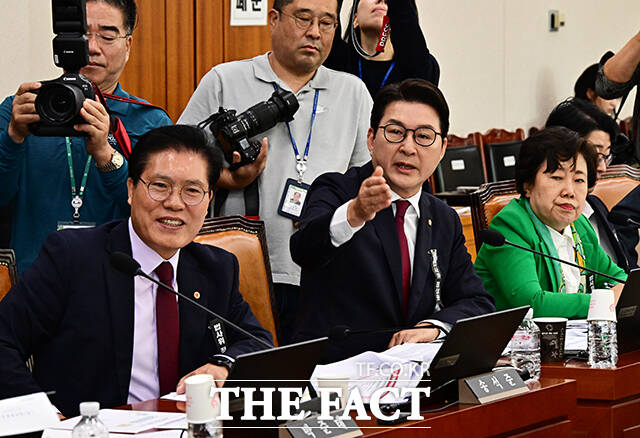 추미애 법사위원장에게 항의하는 신동욱 국민의힘 의원(가운데).