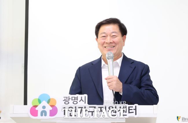 박승원 광명시장이 1인가구지원센터 개소식에서 인사말을 하고 있다. /광명시