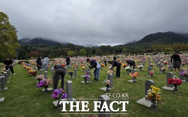 사회봉사명령 대상자들이 16일 국립대전현충원에서 환경정화 활동을 진행하고 있는 모습. /대전보호관찰소