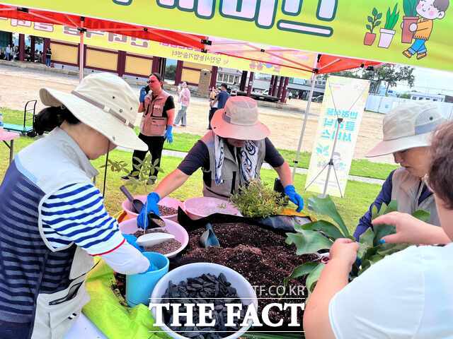 당진시농업기술센터 반려식물 클리닉 서비스 운영 장면. /당진시