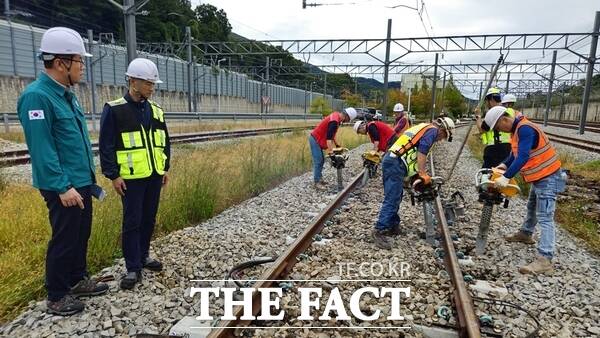 대전교통공사는 경영진 주관 도시철도 주요 시설물에 대한 현장 안전점검을 시행했다. 사진은 판암차량기지 내 침목교체 공사 중 철로를 정비하는 모습. /대전교통공사