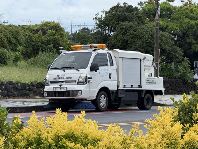 LG유플러스가 제주특별자치도와 함께 자율주행 노면청소차 시범운행 사업을 진행한다. /LG유플러스